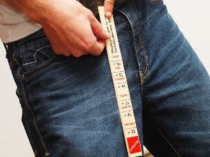 Мужчины измеряют длину пениса